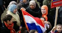بعد أعمال شغب تورط فيها شباب مغاربة ، الجالية المغربية بهولاندا تحتج "ضدهم" !!!