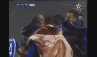 لاعب اتحاد طنجة يحمل معه "مانطا" داخل الملعب