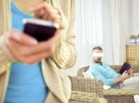 خيانة زوجية "عن بعد".. هكذا اكتشف زوج خيانة زوجته له بعد أن أنجبت منه أربعة أطفال