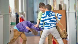 مزاح يتحول إلى مأساة... وفاة تلميذ في مصر  إثر اصطدام داخل المدرسة