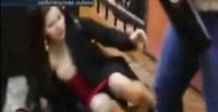 بالفيديو.. نصف مليون مشاهدة لامرأة تؤدب فتاة ليل ضبطتها مع زوجها
