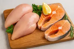 الدجاج أم السلمون... أي بروتين يمنحك أفضل النتائج لبناء العضلات؟