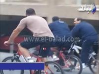 فيديو ...السيسي من جديد على دراجته في شوارع القاهرة