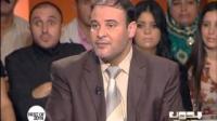 فيديو مضحك .. رجل في كواليس بدون حرج يصفق بدون سبب