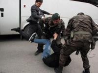 تركيا : إقالة مستشار لأردوغان من منصبه بعد أن ركل متظاهرا