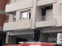عامل يلجأ للتصعيد ويُهدد بالانتحار من نافذة مقر شركة بطنجة بسبب مستحقاته (فيديو)