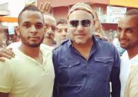 صورة للملك مع مغاربة في شوارع الكوت ديفوار تحظى باعجاب رواد الفايسبوك