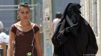 النمسا تستنفز المسلمين وتصدر قانونا يمنع توزيع المصاحف وارتداء النقاب