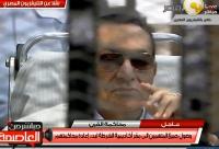 شاهد..مبارك يحيي الجمهور من داخل القفص مبتسما