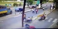بالفيديو.. محاولة شباب تفادي دفع فاتورة "اوطوروط" انتهت بكارثة