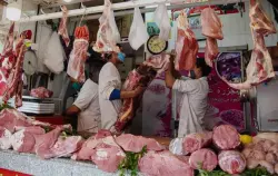غلاء اللحوم يلهب جيوب المغاربة.. "الغنمي" يقترب من 130 درهماً وتوقعات بزيادات صاروخية قبل عيد الأضحى
