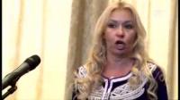 فنانة من جمهورية التشيك ترتدي القفطان و تؤدي النشيد الوطني بمناسبة عيد العرش
