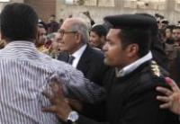 ناخبون يهاجمون البرادعي ويمنعونه من الاقتراع في لجنة بالقاهرة