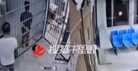 سجين ينجح في الفرار من زنزانته ويحبس حارسه مكانه (فيديو)