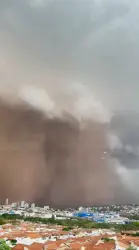 لحظات مرعبة لسحابة ضخمة من الغبار تغطي سماء مدينة برازيلية