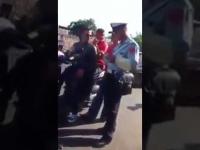 بالفيديو: شرطي مرور يحظى باشادة مواقع التواصل بعد تشبثه بتحرير مخالفة رغم ..!!