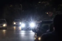 فوضى أضواء السيارات بالمغرب.. مصابيح غير قانونية تهدد سلامة السائقين ليلاً وتثير الغضب