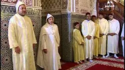 الملك يؤدي صلاة العيد وينحر الأضحية