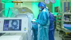 اختراق طبي .. زرع أول جهاز ذكي بالدماغ لعلاج الأمراض العصبية المزمنة