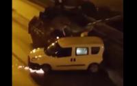 شاهد ...سائق سيارة تركي يمنع دبابة إنقلابية من التحرك