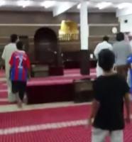 شاب يُـغني بمكرفون مسجد "يا نونو يا نونو"..شاهد ردة فعل الساكنة (فيديو)