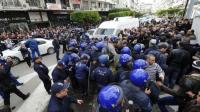 الجزائريون يواصلون ثورتهم على نظام العسكر وشوارع العاصمة شهدت اليوم واقعة مثيرة