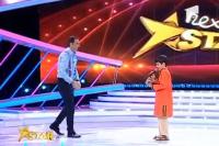 طفل روماني مسلم يهدي القران الكريم الى مقدم  برنامج  "نجوم رومانيا "