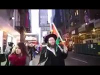 يهودي يهتف في شوارع امريكا حاملا علم "الحرية لفلسطين"