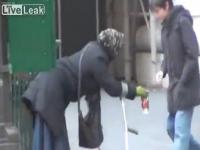 الكاميرا تفضح حقيقة متسولة في أمريكا