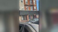 تدخل بطولي من شاب ينقذ طفل يمشي على حافة شرفة منزله(فيديو)