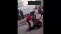 خطير...رجال شرطة يفرون من شاب حاول إيذاء مواطنين بسلاح أبيض
