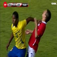أغرب لقطة: لاعب شيلي يضرب نفسه بيد الخصم !! 
