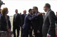 من يكون عضو الوفد الفرنسي الذي قبل كتف الملك محمد السادس ؟ (فيديو)