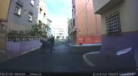 شفار بالسيف بغا يسرق صاك ديال لفلوس وهجمو عليه دراري ديال الدرب
