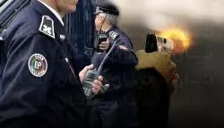 "الرصاص يلعلع بالبرنوصي".. مفتش شرطة يضطر لاستعمال سلاحه الوظيفي لتحييد شخص هائج عرّض المواطنين الخطر