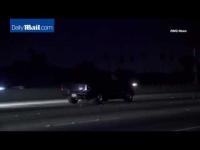 بالفيديو: مصور تلفزيوني ينقذ رجلاً احترقت سيارته على الطريق