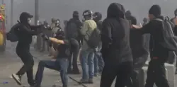 مظاهرات حاشدة تخرج عن السيطرة في فرنسا.. حرائق ونهب وتخريب يجتاح عدة مدن وماكرون يتوعد المتورطين