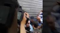 جزائريون يحاصرون أخ و مستشار الرئيس بوتفليقة بعد نزوله للشارع