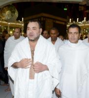 بالصور: الملك محمد السادس يؤدي مناسك العمرة