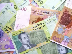 سيدة تمزق أوراقاً نقدية.. وهذا ما قضت به المحكمة في حقها