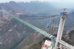 الصين تكمل بناء الهيكل الفولاذي لأعلى جسر معلق في العالم(فيديو)