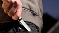 خطير... "مقرقب" يشرمل حارس ليلي ويسرقه  ويرسله للمستعجلات في حالة حرجة