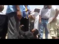 شاهد سائق "طوبيس" ينهال ضربا وسبا على مواطن في نهار رمضان