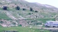 بالفيديو: شاهد كيف أفلت مجرم من الشرطة بفضل قوة سيارته