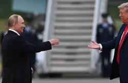 خبير قراءة الشفاه يكشف تفاصيل لقاء ترامب وبوتين على السجادة الحمراء