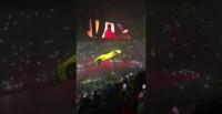«فيراري» تطير فوق الجمهور خلال حفل المغني DRAKE (فيديو)
