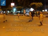 جنود من الجيش المصري يلعبون الكرة أمام اعتصام النهضة