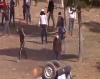 فيديو يُنشر لأول مرة... ملثمون يلقون بالحجارة على رجال الأمن بجرادة ويحرقون سيارات الدولة