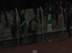 البوليس الجزائري يسقط مشجعا رجاويا للارض وينهال عليه بالضرب