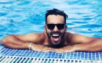 باش يضحك الناس: الكوميدي "رشيد رفيق" يتسبب في طرد حارس إقامة من عمله